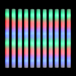 10 stuks LED foam sticks van 48 cm in multicolor rood, groen en blauw, staand op een rij tegen een zwarte achtergrond
