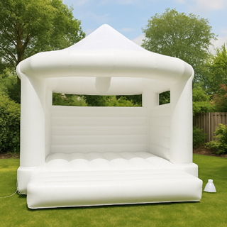 Wit springkussen in een groene tuin, perfect voor bruiloften of tuinfeesten